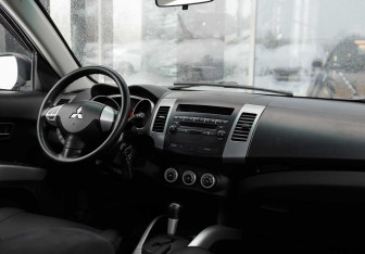 Подержанный автомобиль Mitsubishi Outlander 2007 года (10 фото)
