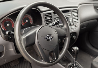 Подержанный автомобиль Kia Rio Sedan 2011 года (11 фото)