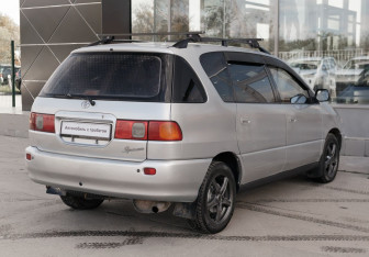 Подержанный автомобиль Toyota Ipsum 1996 года (5 фото)