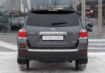 Подержанный автомобиль Toyota Highlander 2013 года (6 фото)
