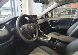 Подержанный автомобиль Toyota RAV4 2025 года (7 фото)