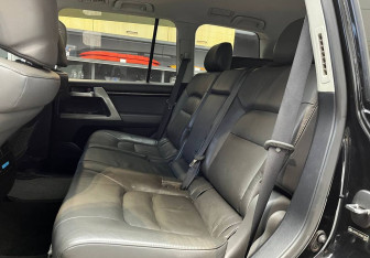 Подержанный автомобиль Toyota Land Cruiser Suv 2008 года (17 фото)