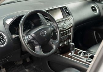 Подержанный автомобиль Nissan Pathfinder 2016 года (11 фото)