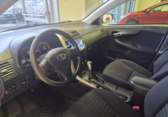 Подержанный автомобиль Toyota Corolla Sedan 2008 года (7 фото)
