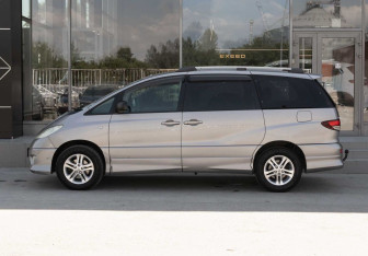 Подержанный автомобиль Toyota Estima 2005 года (8 фото)