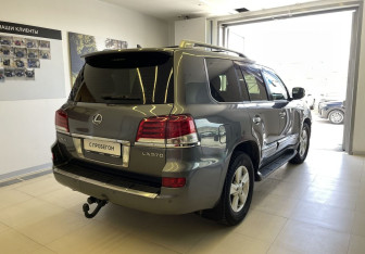 Подержанный автомобиль Lexus LX 2015 года (4 фото)