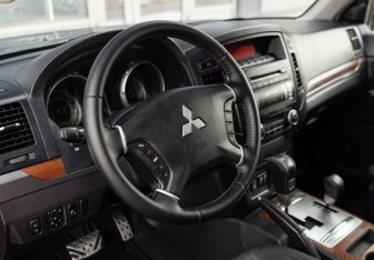 Подержанный автомобиль Mitsubishi Pajero 2006 года (11 фото)