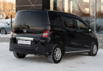 Подержанный автомобиль Honda Freed 2011 года (5 фото)
