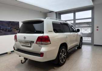 Подержанный автомобиль Toyota Land Cruiser Suv 2011 года (5 фото)