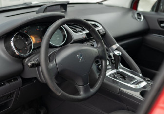 Подержанный автомобиль Peugeot 3008 2012 года (11 фото)