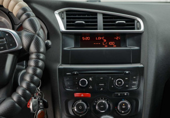 Подержанный автомобиль Citroen C4 Hatchback 2011 года (13 фото)