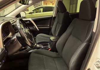 Подержанный автомобиль Toyota RAV4 2015 года (13 фото)