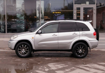 Подержанный автомобиль Toyota RAV4 2001 года (8 фото)