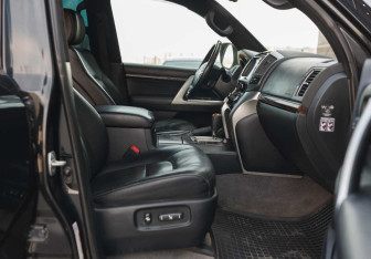 Подержанный автомобиль Toyota Land Cruiser Suv 2012 года (21 фото)