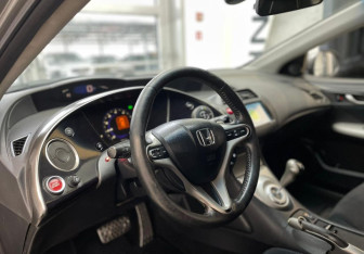 Подержанный автомобиль Honda Civic Hatchback 2007 года (9 фото)