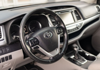 Подержанный автомобиль Toyota Highlander 2018 года (11 фото)