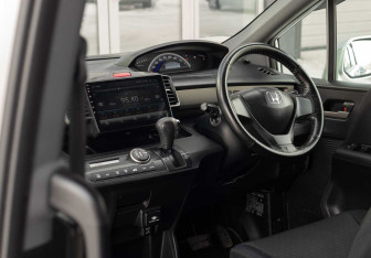 Подержанный автомобиль Honda Freed 2010 года (10 фото)