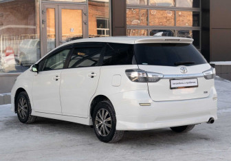 Подержанный автомобиль Toyota Wish Minivan 2013 года (7 фото)