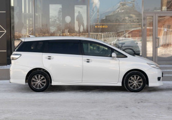 Подержанный автомобиль Toyota Wish Minivan 2013 года (4 фото)