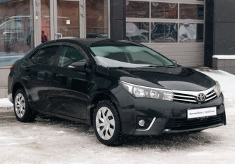 Подержанный автомобиль Toyota Corolla Sedan 2013 года (3 фото)