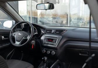 Подержанный автомобиль Kia Rio Hatchback 2017 года (10 фото)