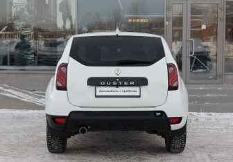 Подержанный автомобиль Renault Duster 2017 года (6 фото)