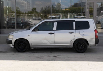 Подержанный автомобиль Toyota Probox 2009 года (8 фото)