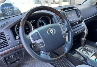 Подержанный автомобиль Toyota Land Cruiser Suv 2008 года (15 фото)