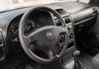 Подержанный автомобиль Opel Astra Hatchback 2002 года (11 фото)