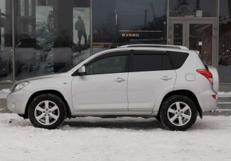 Подержанный автомобиль Toyota RAV4 2008 года (8 фото)