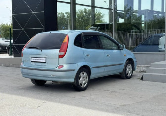 Подержанный автомобиль Nissan Tino 1999 года (5 фото)