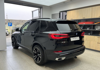 Подержанный автомобиль BMW X5 2019 года (7 фото)
