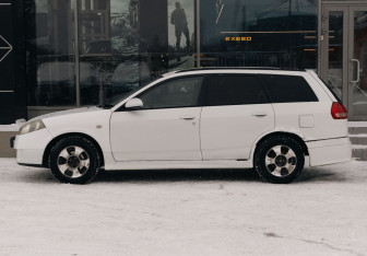 Подержанный автомобиль Nissan Wingroad 2002 года (8 фото)