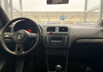Подержанный автомобиль Volkswagen Polo Sedan 2014 года (7 фото)