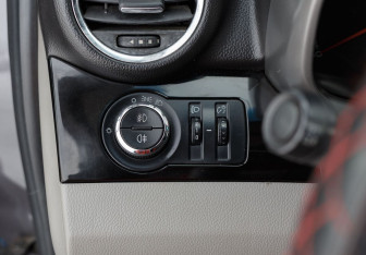 Подержанный автомобиль Chevrolet Orlando 2012 года (17 фото)