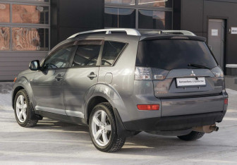 Подержанный автомобиль Mitsubishi Outlander 2008 года (7 фото)