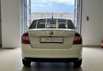 Подержанный автомобиль Skoda Rapid Liftback 2015 года (5 фото)