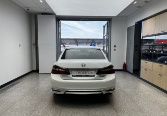 Подержанный автомобиль Honda Accord Sedan 2017 года (6 фото)