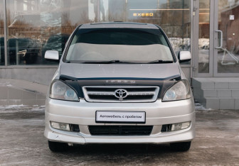 Подержанный автомобиль Toyota Ipsum 2001 года (2 фото)