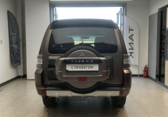 Подержанный автомобиль Mitsubishi Pajero 2012 года (5 фото)