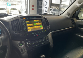 Подержанный автомобиль Toyota Land Cruiser Suv 2011 года (9 фото)