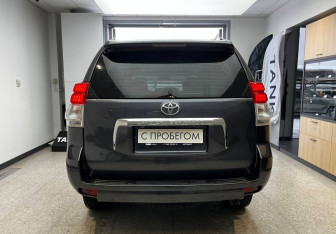 Подержанный автомобиль Toyota Land Cruiser Prado 2011 года (6 фото)