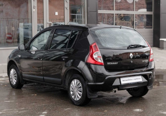 Подержанный автомобиль Renault Sandero 2011 года (7 фото)