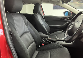 Подержанный автомобиль Mazda Axela Hatchback 2016 года (8 фото)