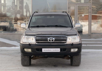 Подержанный автомобиль Toyota Land Cruiser Suv 2002 года (2 фото)
