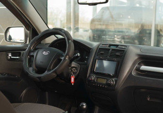 Подержанный автомобиль Kia Sportage 2008 года (10 фото)