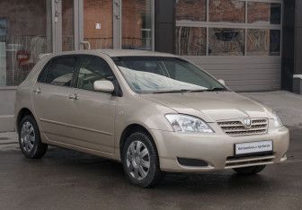 Подержанный автомобиль Toyota Allex 2002 года (3 фото)