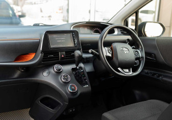 Подержанный автомобиль Toyota Sienta 2019 года (10 фото)