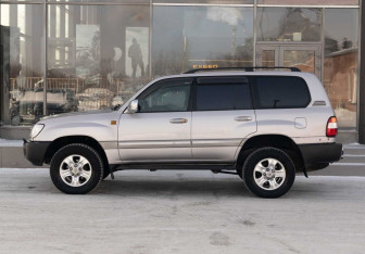 Подержанный автомобиль Toyota Land Cruiser Suv 2002 года (8 фото)