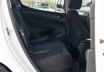 Подержанный автомобиль Peugeot 308 Hatchback 2011 года (16 фото)